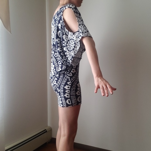 NWT Trina Turk Printed Cold shoulder Tunic Coverup - Picture 6 of 6